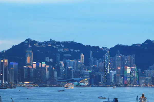 Geceleyin hong Kong'da ofis — Stok fotoğraf