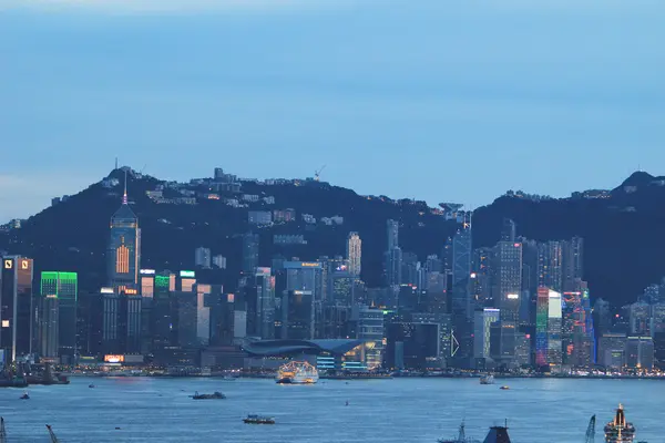 Geceleri Hong Kong şehrinin hava manzarası. — Stok fotoğraf