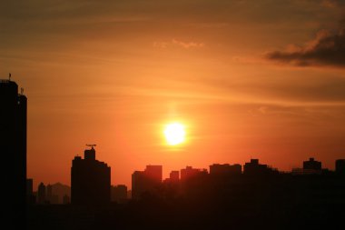 Günbatımında siluet bina ile hk