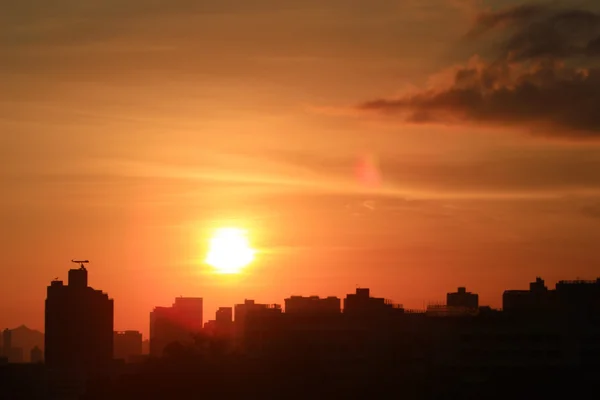 Tramonto hk con silhouette dell'edificio — Foto Stock