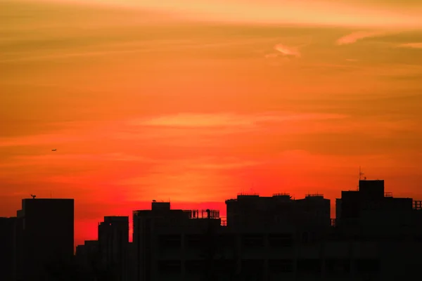 日没時の都市の繁華街 — ストック写真