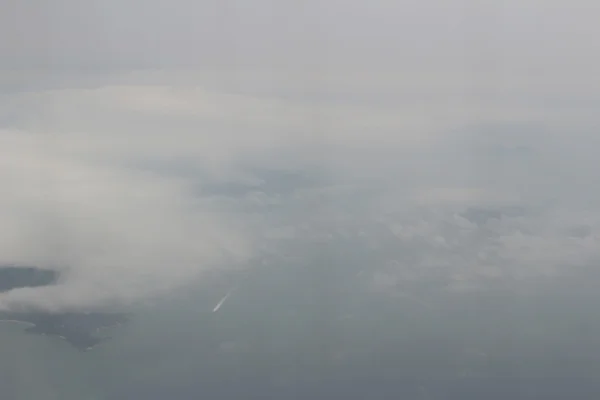 Nombreux nuages dans le ciel bleu — Photo