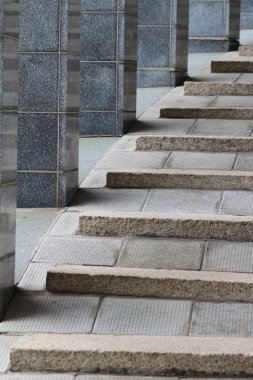 Sütunlarla uzun koridor