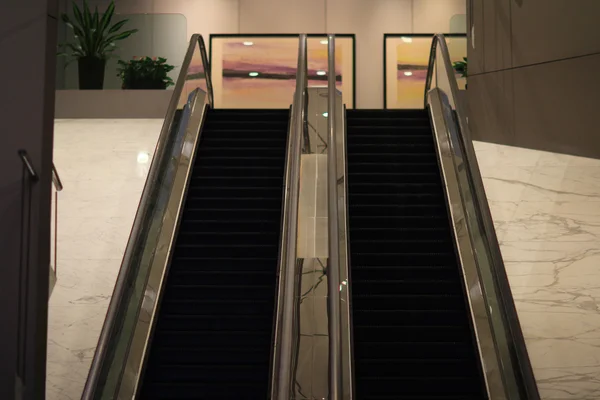 A escada rolante em uma estação — Fotografia de Stock