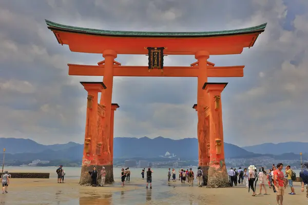 É mais famoso por seu portão gigante torii — Fotografia de Stock