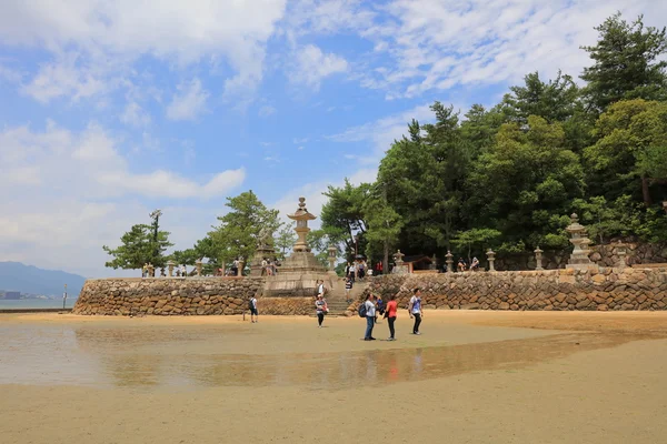 Low tide near Itsukushima shinto shrine — Stock Photo, Image