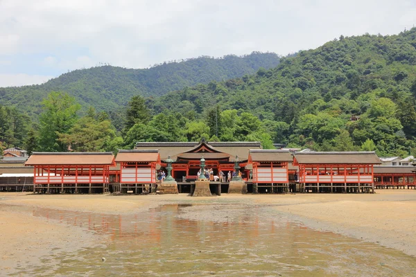 Při odlivu poblíž šintoistická svatyně Icukušima — Stock fotografie