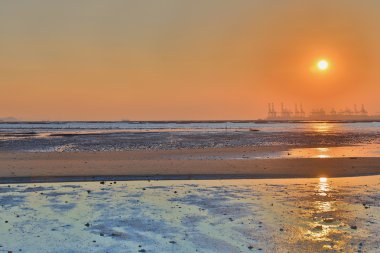 Pak Lai, düşük gelgit sırasında renkli günbatımı 