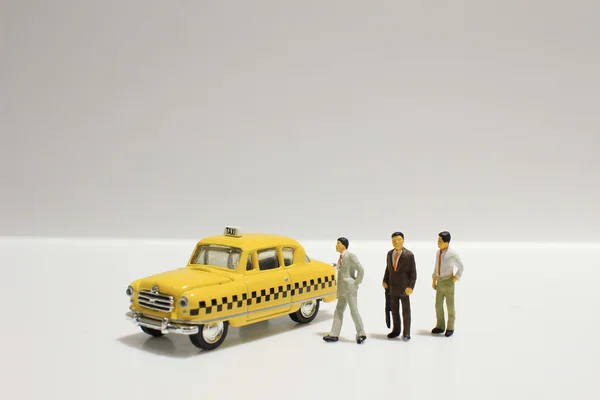 Vecchio giocattolo retrò giallo taxi isolato su sfondo bianco — Foto Stock