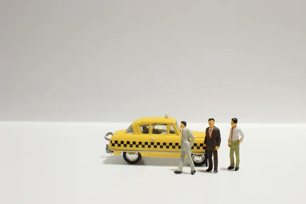 Viejo juguete retro taxi amarillo aislado sobre fondo blanco —  Fotos de Stock