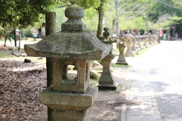 Lampada buddista in pietra nel giardino giapponese — Foto Stock