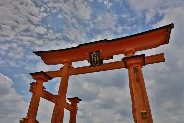 Itsukushima-Gigant torii aus nächster Nähe — Stockfoto