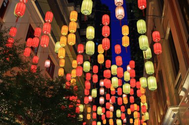 çok sayıda renkli kağıt fener