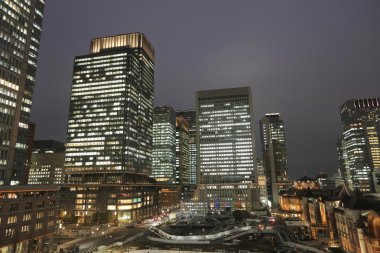Marunouchi iş bölgesine ve Tokyo İstasyonu.