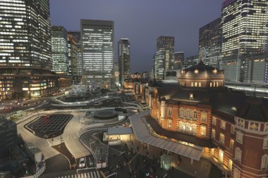 Marunouchi iş bölgesine ve Tokyo İstasyonu.