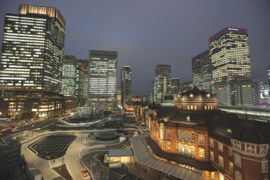 Marunouchi iş bölgesine ve Tokyo İstasyonu.