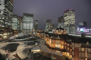 Marunouchi iş bölgesine ve Tokyo İstasyonu.