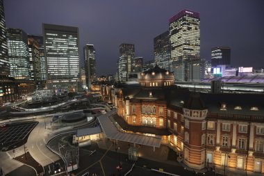 Marunouchi iş bölgesine ve Tokyo İstasyonu.