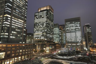 Marunouchi iş bölgesine ve Tokyo İstasyonu.