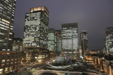 Marunouchi iş bölgesine ve Tokyo İstasyonu.
