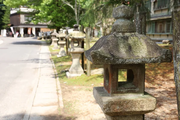 Lâmpada budista de pedra no jardim japonês — Fotografia de Stock