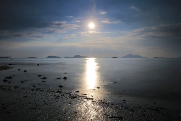 Puesta de sol en una playa de mar en Sha Po Kong — Foto de Stock