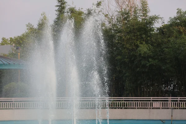 Wody z fontanny naprzeciwko parku — Zdjęcie stockowe