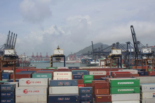 Porto industrial com contentores — Fotografia de Stock