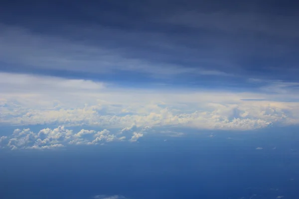 Den blå himlen med moln. — Stockfoto