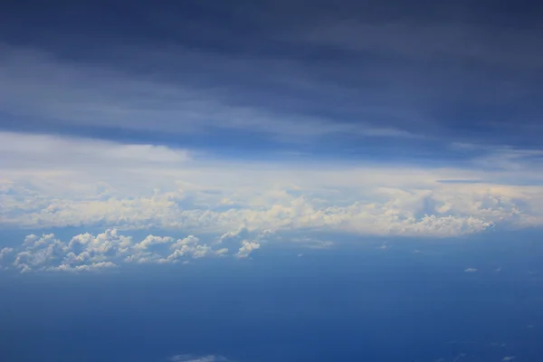 Il cielo blu con le nuvole. — Foto Stock