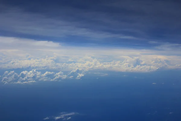 Blauwe lucht wolken, blauwe lucht met wolken. — Stockfoto