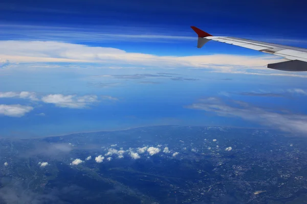 Uçak pencere, okyanus mavisi — Stok fotoğraf