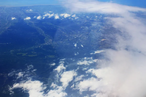 비행기에서 구름과 푸른 하늘 — 스톡 사진