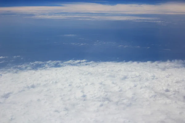 Красивое и чистое голубое небо с облаками , — стоковое фото