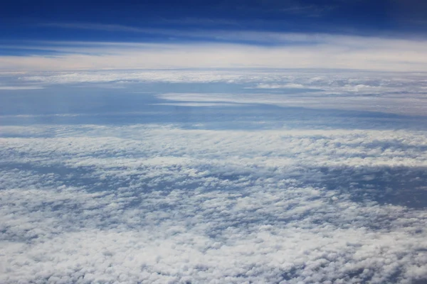 Le ciel bleu avec des nuages. — Photo