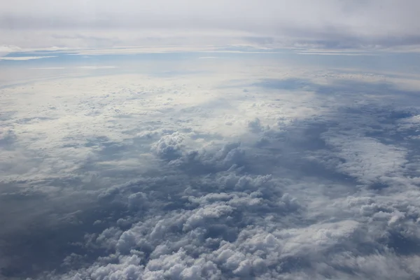 Nubes de cielo azul, cielo azul con nubes. — Foto de Stock