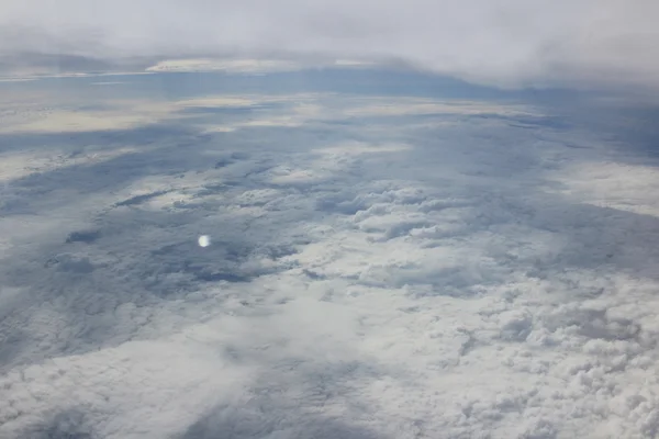 Céu azul bonito e claro com nuvens , — Fotografia de Stock