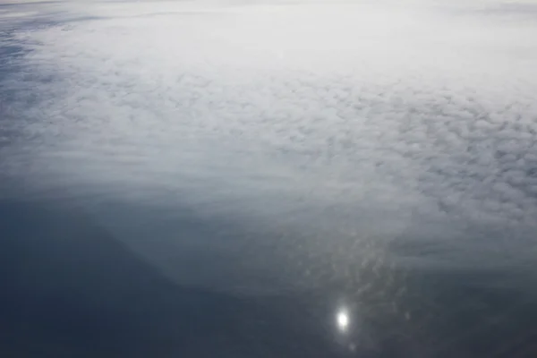 Hermoso y claro Cielo azul con nubes —  Fotos de Stock