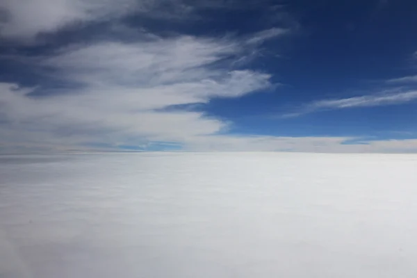 De blauwe lucht met wolken. — Stockfoto