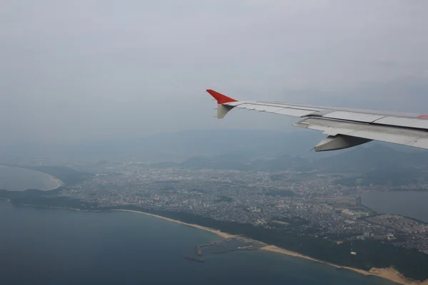 Ada üzerinde modern uçak uçar — Stok fotoğraf