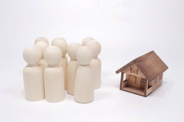 Tahta heykelcikler insanları House modeli ile temsil ediyor.