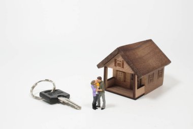 Minyatür heykelciklerden ve ev anahtarlarından oluşan genç bir aile.