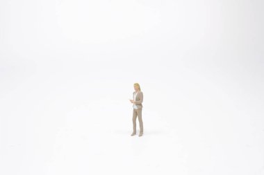 Panodaki küçük iş kadını figürü.