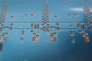 Devreleri ve işlemcileri gösteren sabit diskin düşük açısı