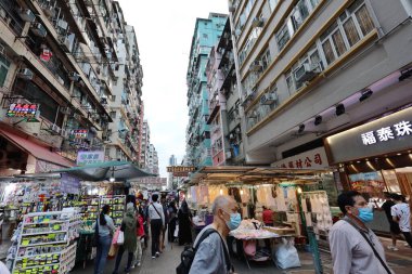 25 Ekim 2020 açık hava pazarı, Pei Ho Caddesi, kaldırım yolu Sham Shui Po, Kowloon.