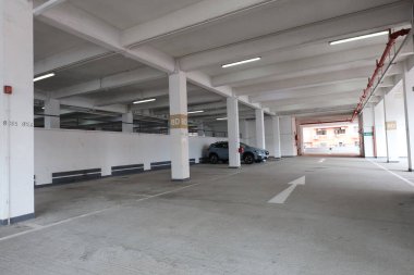 25 Ekim 2020 Modern arabalar Yau ma tei Otopark Binası 'na park edildi.