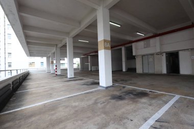 25 Ekim 2020 Modern arabalar Yau ma tei Otopark Binası 'na park edildi.