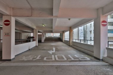 25 Ekim 2020 Modern arabalar Yau ma tei Otopark Binası 'na park edildi.