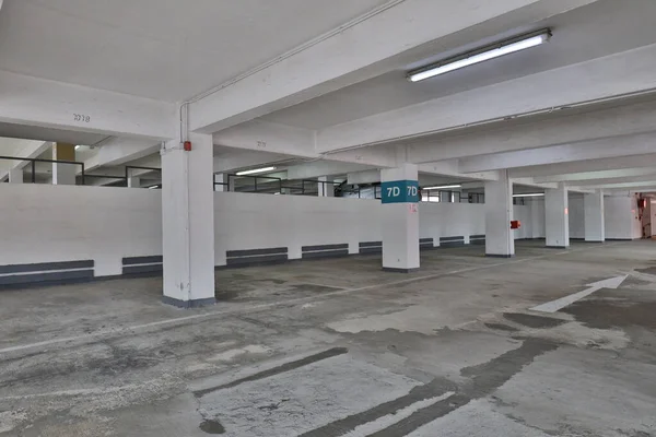 Okt 2020 Moderne Auto Geparkeerd Binnen Parkeerplaats Yau Tei Building — Stockfoto