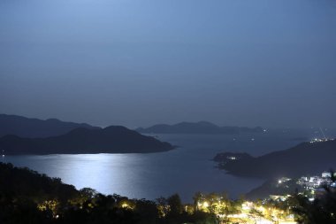 Sliverstrand Hong Kong 'daki ay ışığı, 31 Ekim 2020